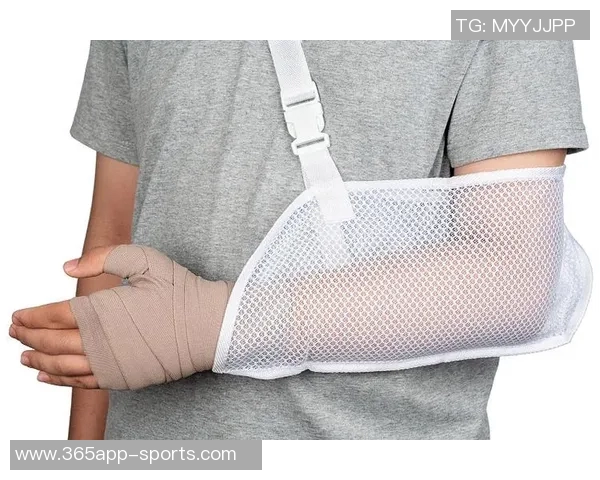 浓眉赛前训练状态良好左臂吊带固定手缠绷带展现积极心态